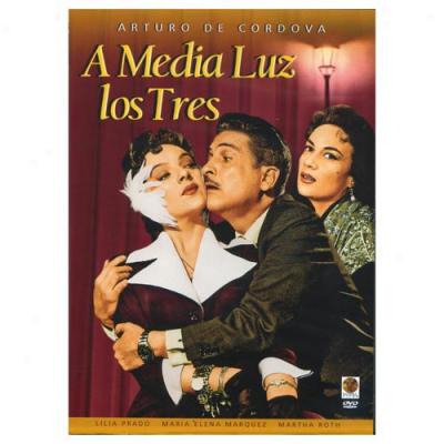 A Media Luz Los Tres (spanish)