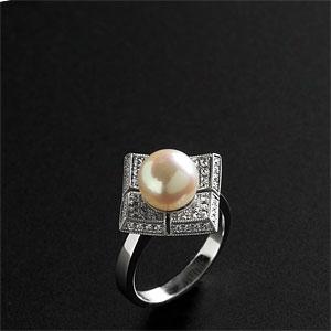 18k 9-9.5mm Crown Pearl & Diamond Ring